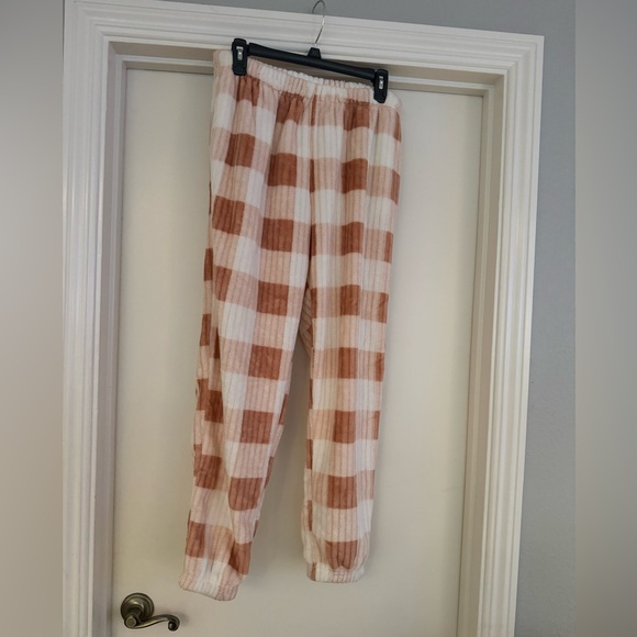 Woman’s pajama/ lounge outfit - Picture 8 of 10